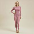 T-shirt manches longues cintre femme rose poudré, vue de face, coutures princesse visibles, studio beige doux.