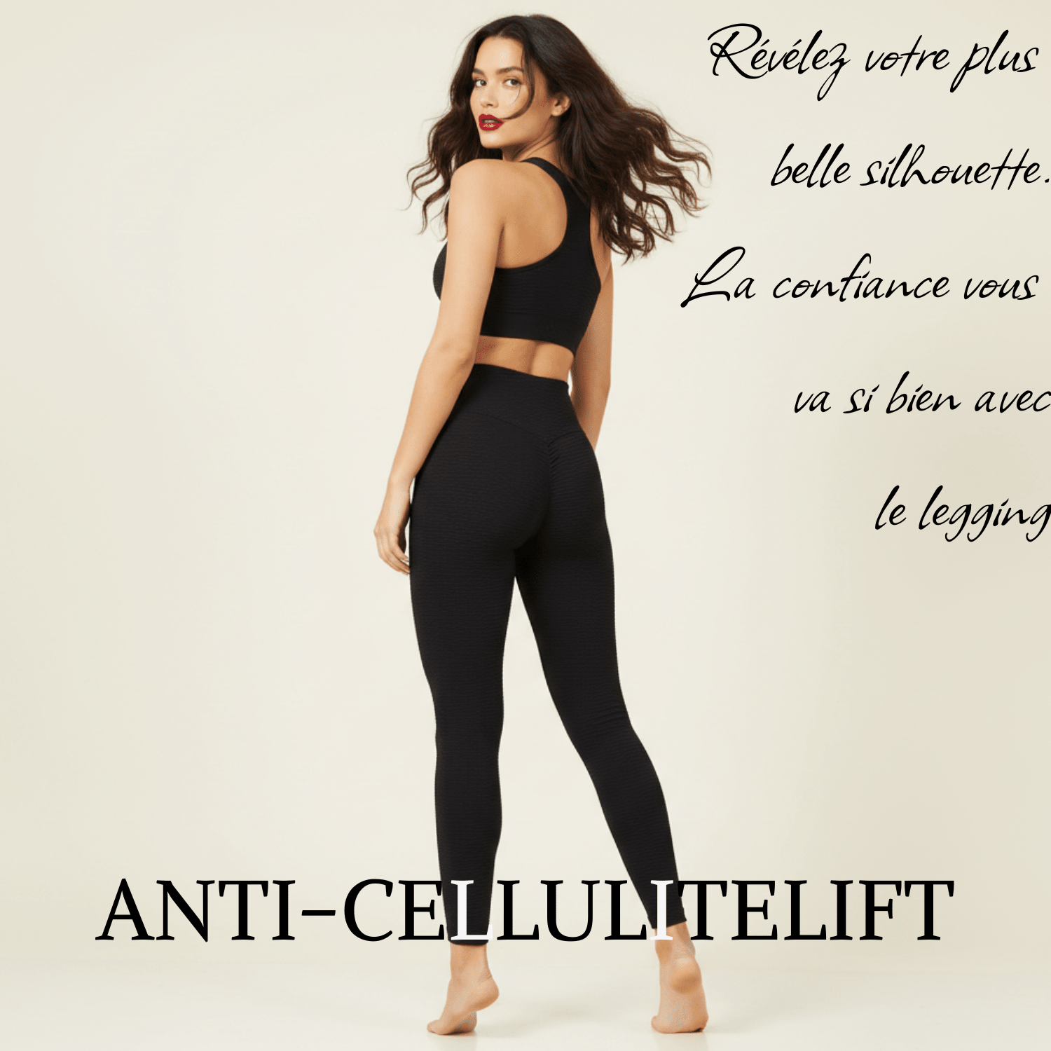 Vue de dos d’une femme entière portant un legging sport noir à texture nid d’abeille, brassière assortie, effet galbant sculptant, pieds nus, fond crème minimaliste, style premium