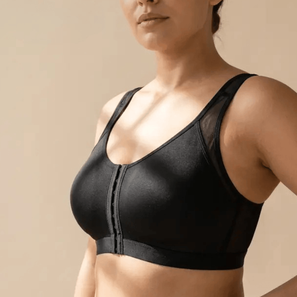 Détail de la fermeture avant à agrafes de la brassière noire, maintien sans armature