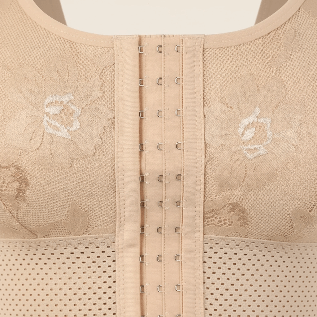 Détail de la fermeture avant à agrafes de la brassière gainante beige