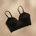 brassiere-sans-couture-invisible noire, packshot e-commerce en layout pro sur fond ivoire crème doux, bretelles fines, rendu chic.