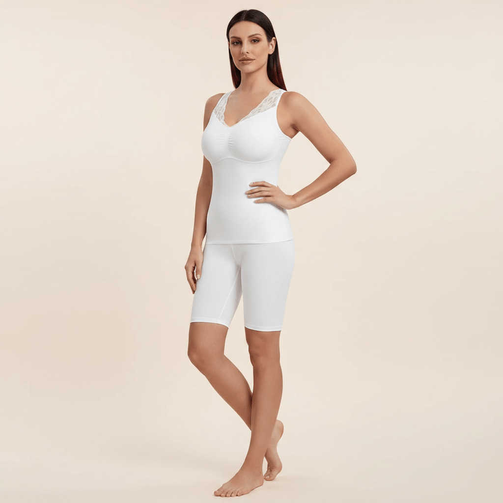 Caraco gainant blanc avec dentelle aux épaules et short cycliste blanc, pose 3/4, studio ivoire crème.