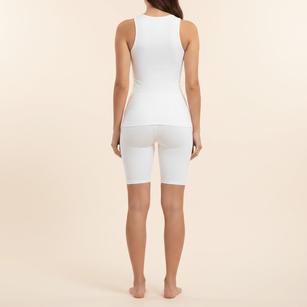 Caraco gainant blanc avec short cycliste blanc assorti, vue de dos, studio ivoire crème.