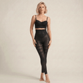 Collant anti-cellulite gainant noir taille haute, pose pieds croisés, studio ivoire