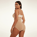 Culotte gainante grande taille vue de dos mettant en avant l'effet push-up et le galbe naturel des fessiers.