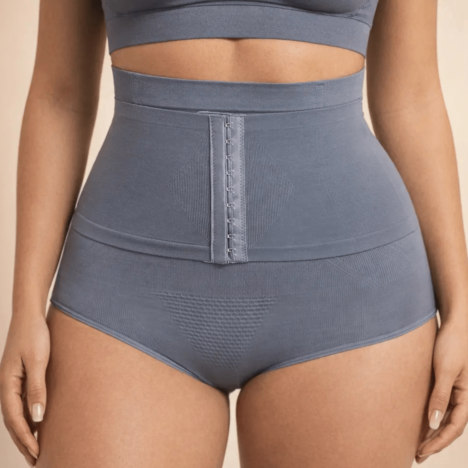 Culotte gainante taille extra-haute grise vue de face, fermeture avant et panneau ventre