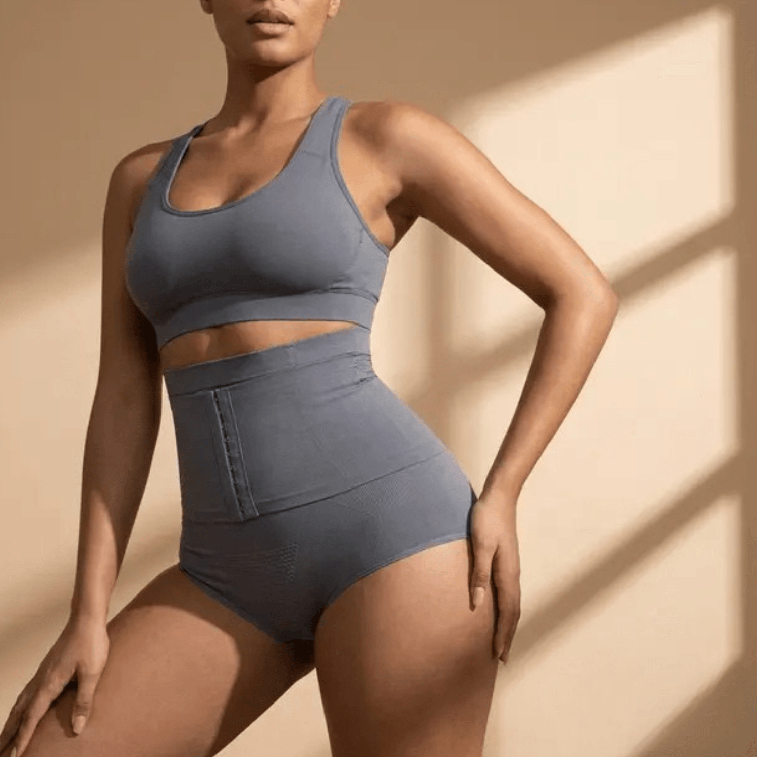 Culotte gainante taille haute grise vue de trois-quarts, maintien ferme du ventre