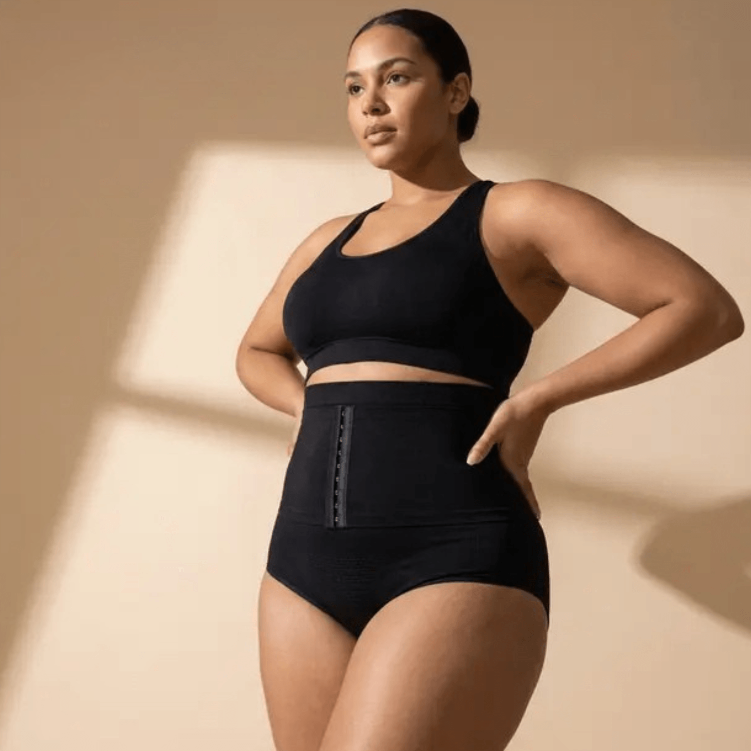 Culotte gainante taille haute noire, effet ventre plat et maintien ferme, grande taille