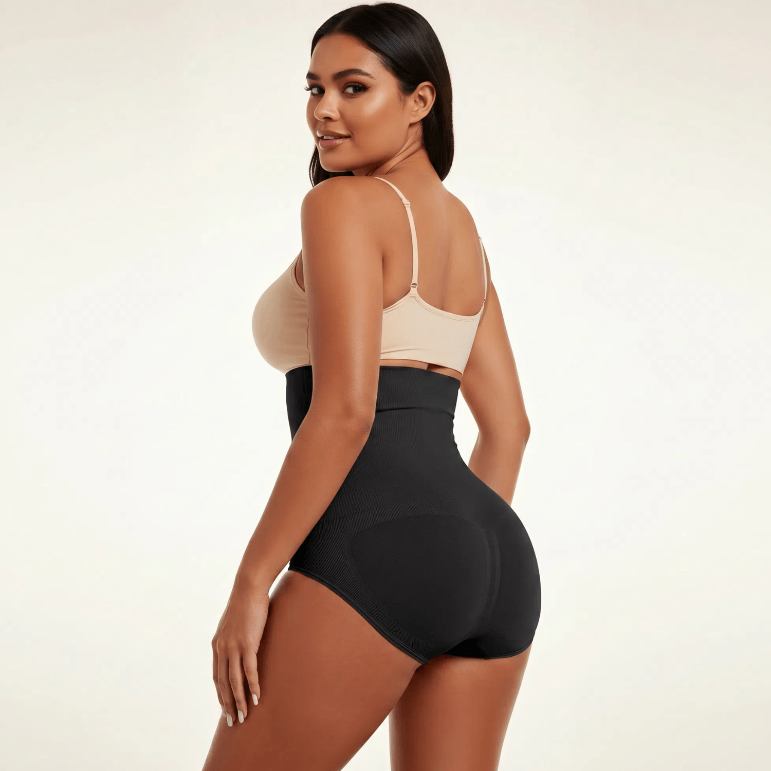 Culotte panty grande taille sans couture vue de dos, garantissant une invisibilité totale et un confort absolu.