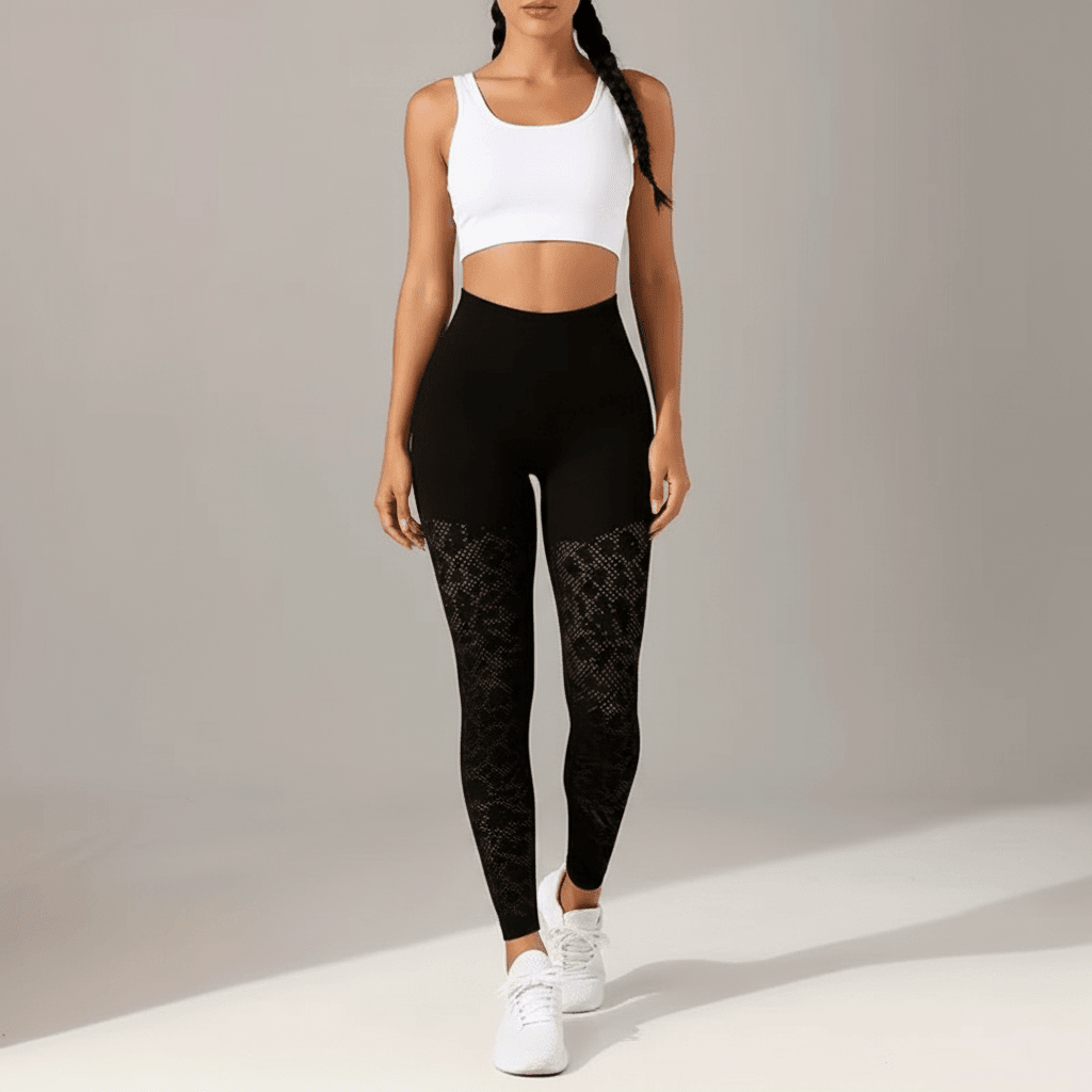 femme en legging de compression noir en debout vue de face dans un studio minimaliste   