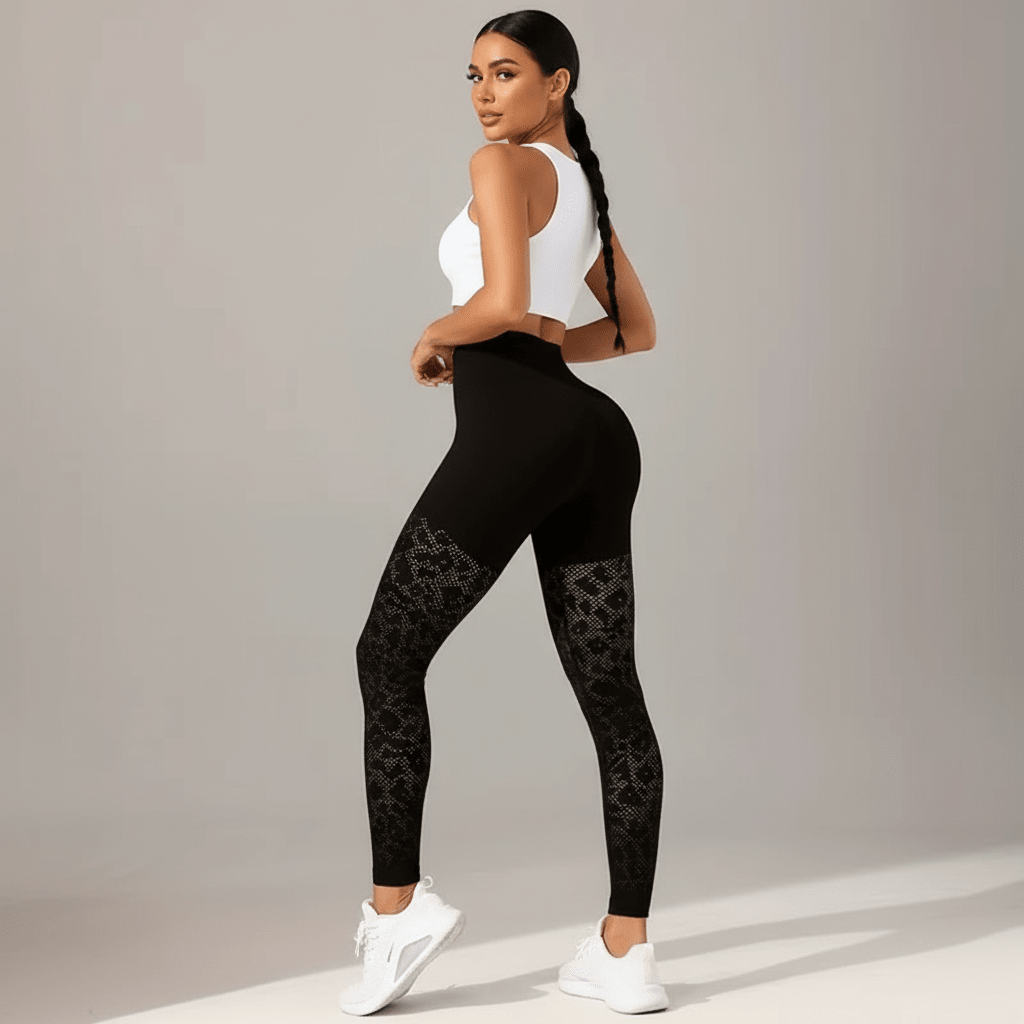 femme portant un legging de compression noir vue de dos en pose élégante en studio
