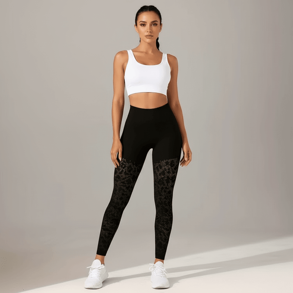 legging de compression noir : femme en pose élégante premium vue de face en studio