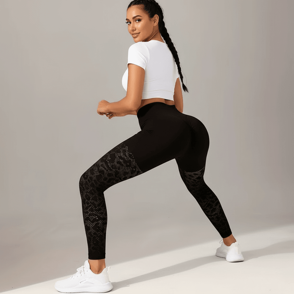 femme en legging de compression noir en pose squat vue de dos en studio