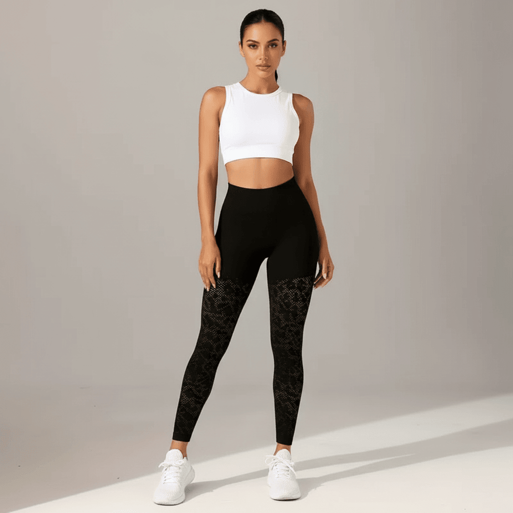 femme portant un legging de compression noir vue de face en pose élégante en studio