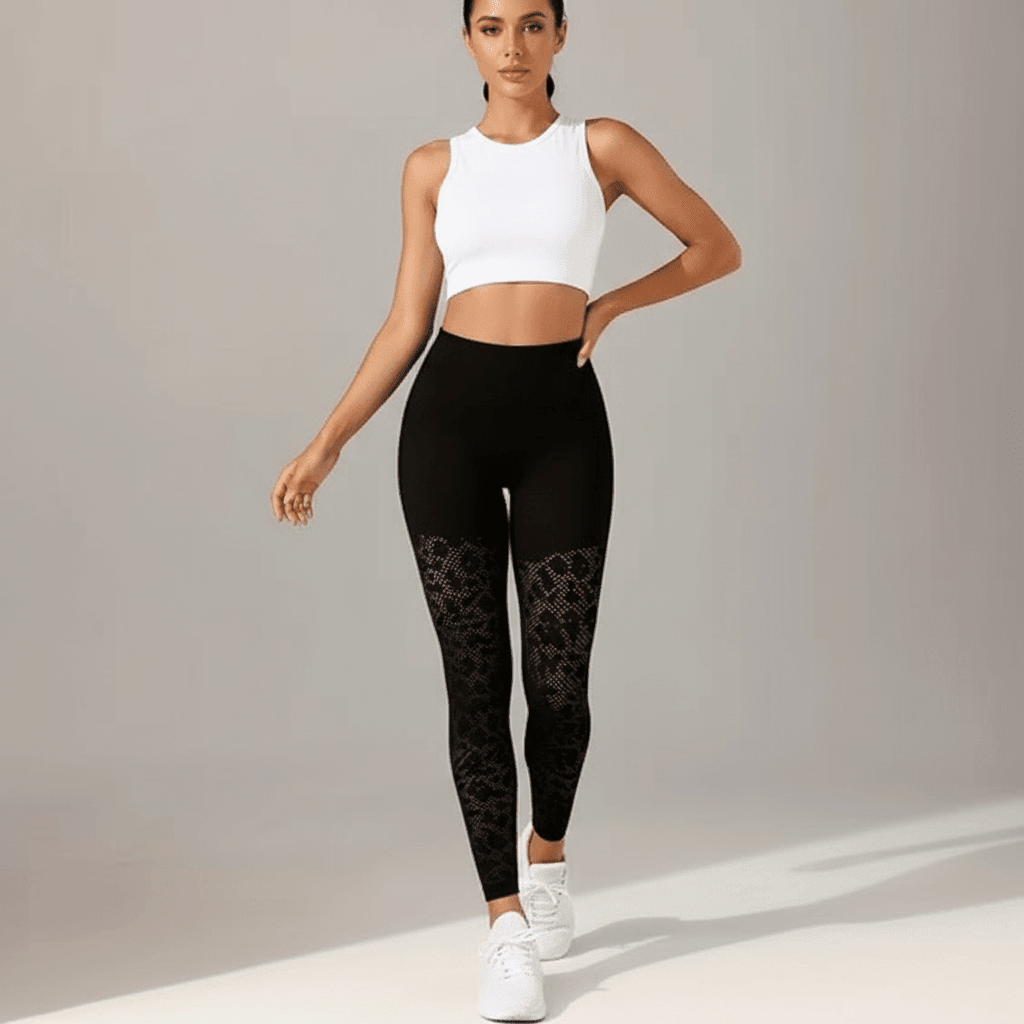 femme portant un legging de compression noir vue de face en pose élégante en studio minimaliste beige 