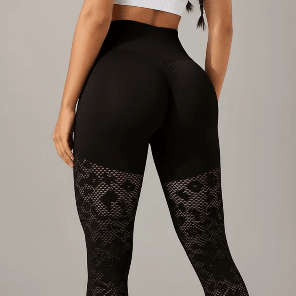 zoom sur l'effet push-up du legging de compression noir avec sculpting aux fesses