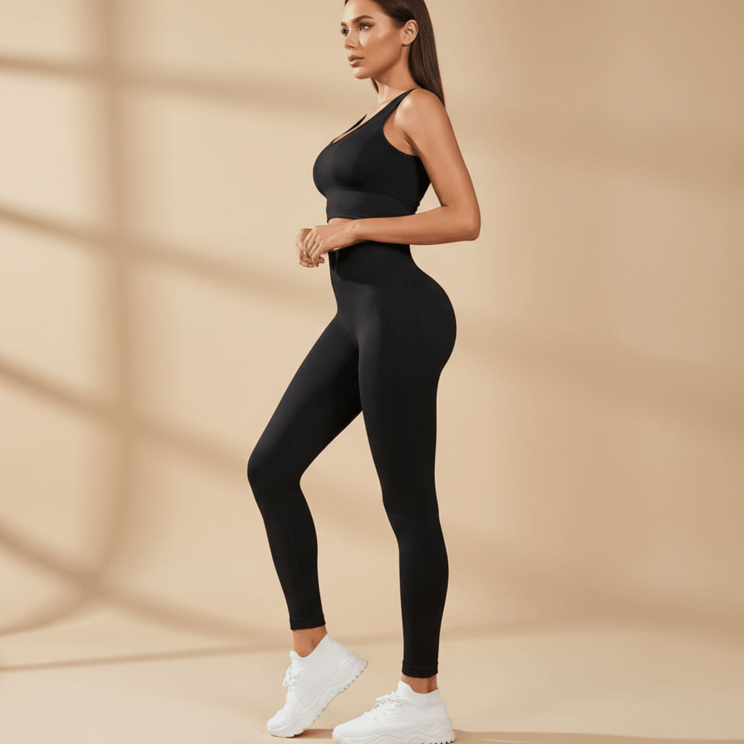 legging femme anti cellulite noir vue de profil avec visage visible en studio minimaliste beige