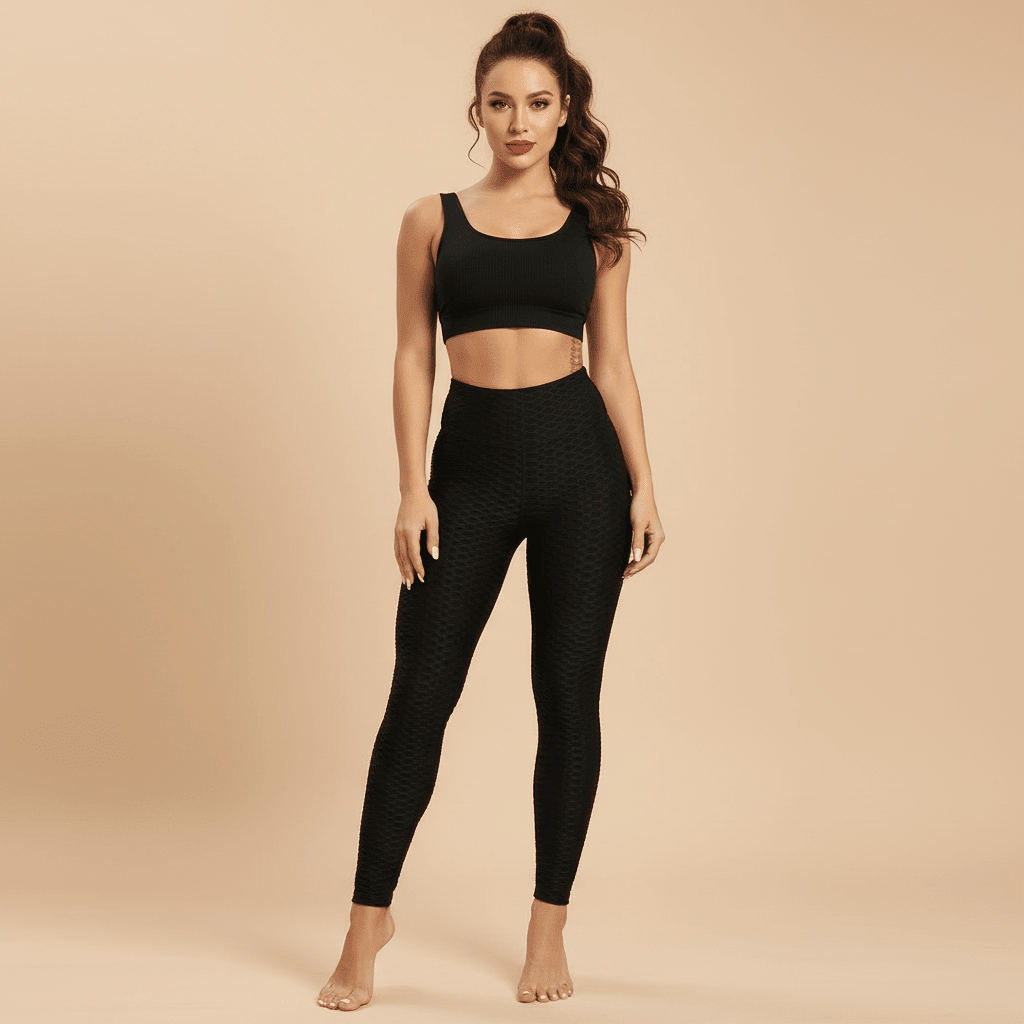 legging noir femme vue élégante debout en studio beige avec texture 3D et taille haute