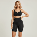 Short Gainant Taille Haute noir, vue de face, pose fashion, studio ivoire