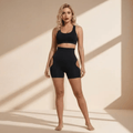 Femme portant le shorty remonte-fesses noir avec brassière assortie, silhouette galbée