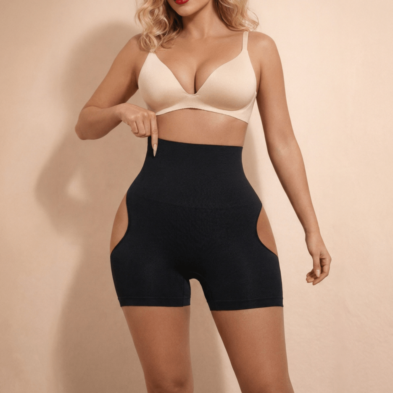 Shorty remonte-fesses noir taille haute porté de face, effet ventre plat