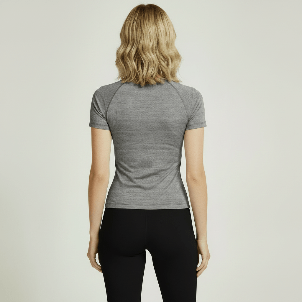 T-shirt Anti-UV Femme gris chiné slim fit, vue de dos sur femme blonde, legging noir, studio ivoire minimaliste