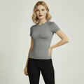 T-shirt Anti-UV Femme gris chiné slim fit, vue de face sur femme blonde, legging noir, studio ivoire minimaliste