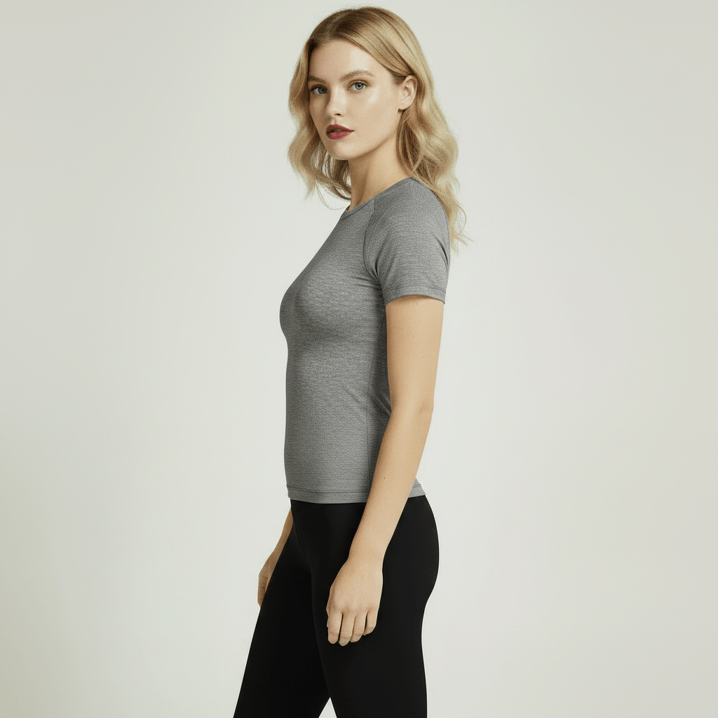 T-shirt Anti-UV Femme gris chiné slim fit, vue de profil sur femme blonde, legging noir, studio ivoire minimaliste