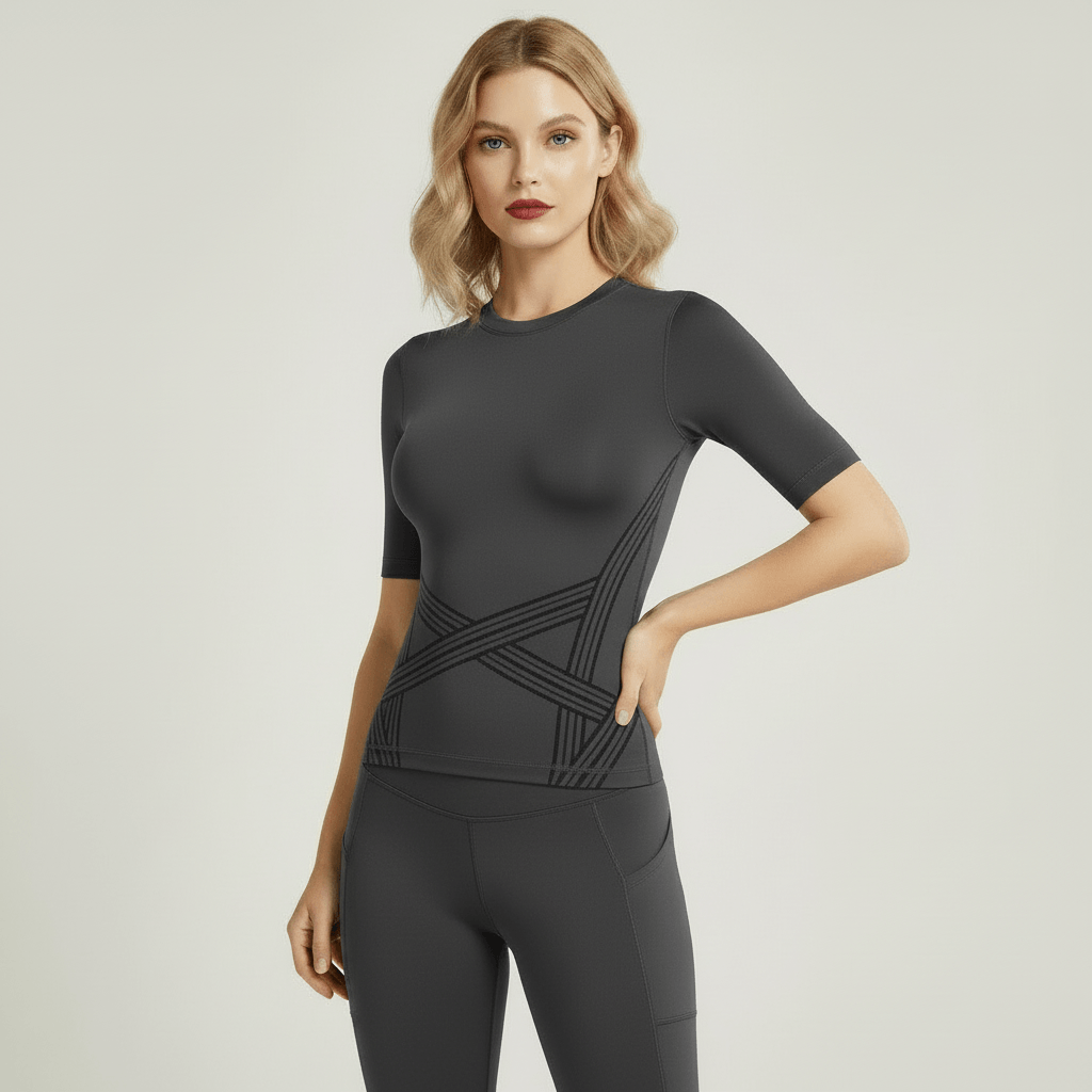 T-shirt de compression 3D gris en pose trois-quarts, effet taille cintrée