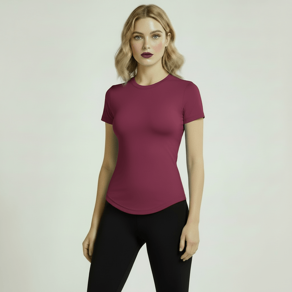 T-shirt de Sport Femme compression framboise, vue 3/4 glam sur femme blonde, legging noir, studio ivoire minimaliste