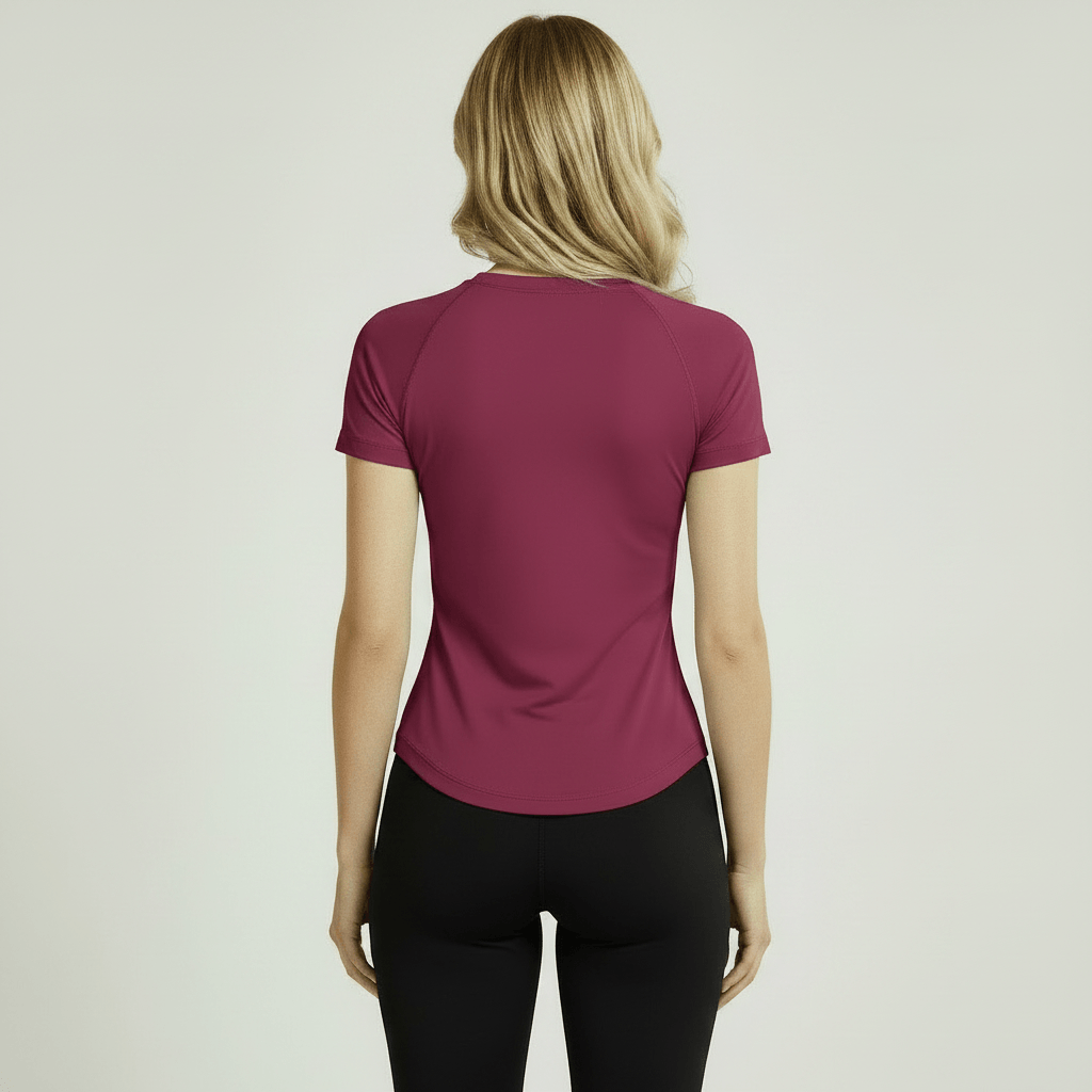 T-shirt de Sport Femme compression framboise, vue de dos sur femme blonde, legging noir, studio ivoire minimaliste