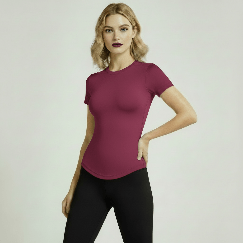 T-shirt de Sport Femme compression framboise, vue de face sur femme blonde, legging noir, studio ivoire minimaliste