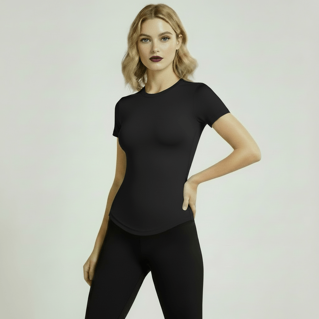 T-shirt de Sport Femme compression noir, vue 3/4 glam sur femme blonde, legging noir, studio ivoire minimaliste