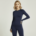 T-shirt Manches Longues bleu marine slim fit, vue 3/4 glam sur femme blonde, studio ivoire minimaliste