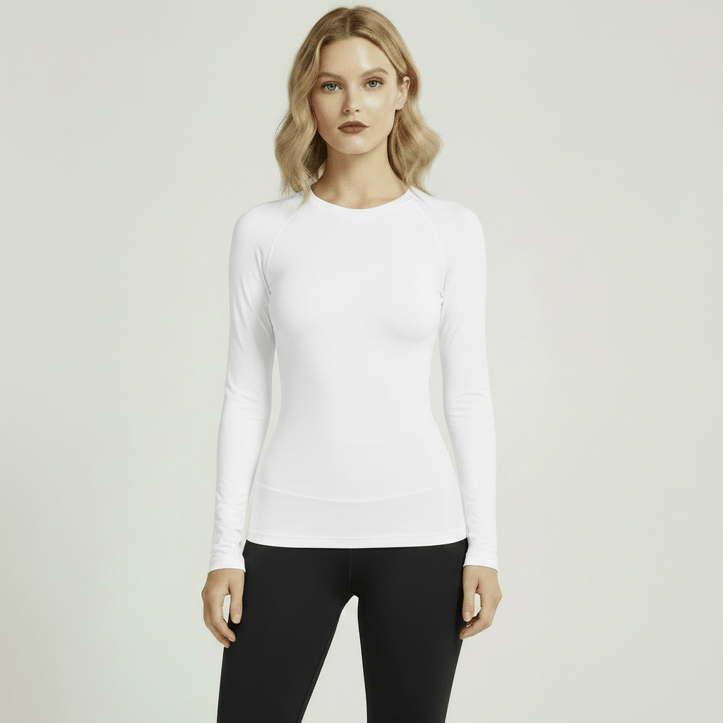 T-shirt Manches Longues Femme blanc slim fit, vue de face sur femme blonde, legging noir, studio ivoire minimaliste